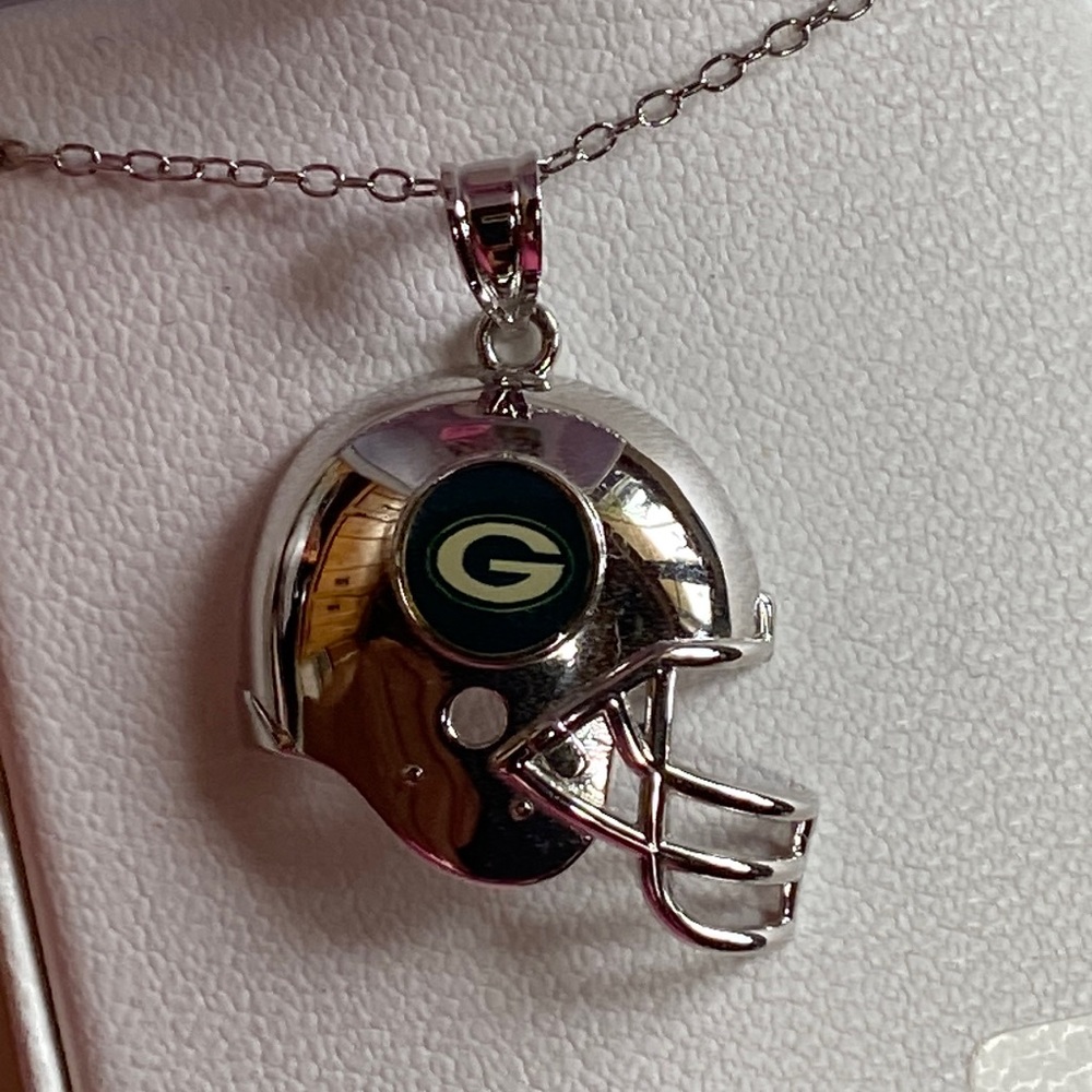 Green Bay Packer necklace NIB. Official NFL necklace